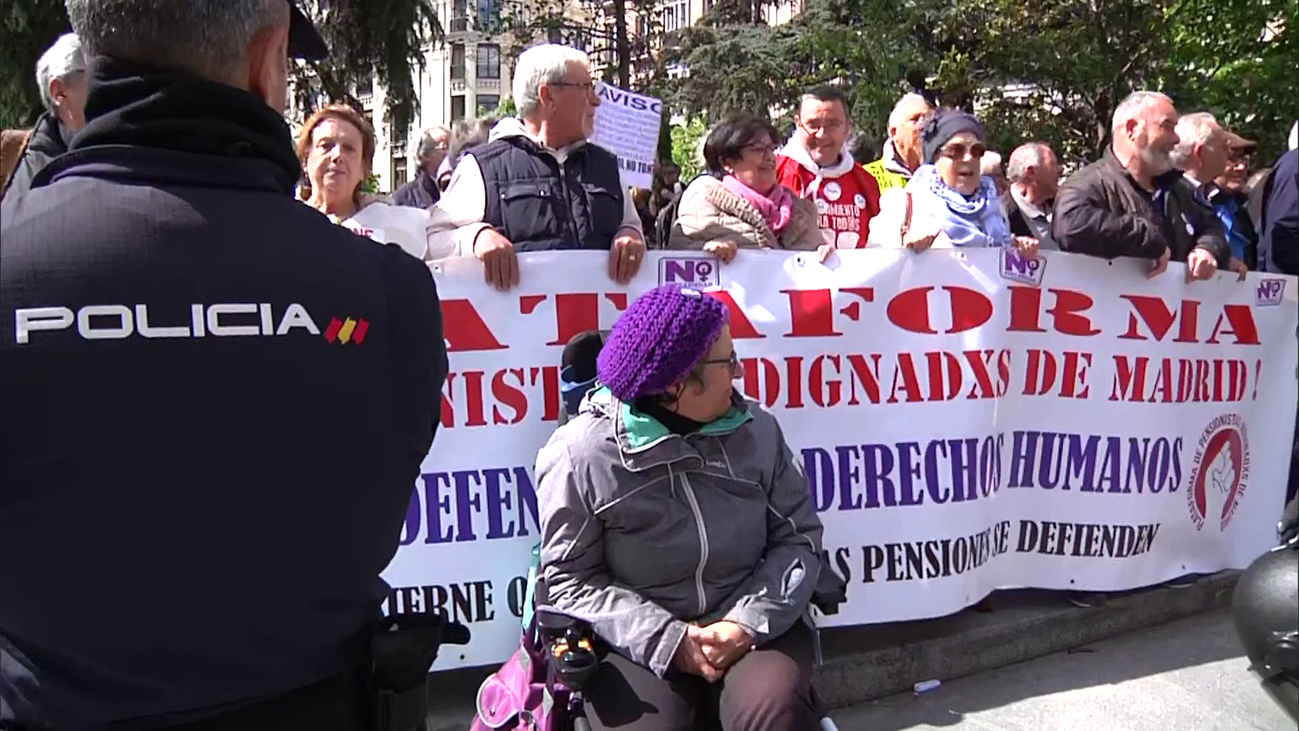 “Seguiremos luchando gobierne quien gobierne”: los jubilados vuelven a concentrarse por las pensiones