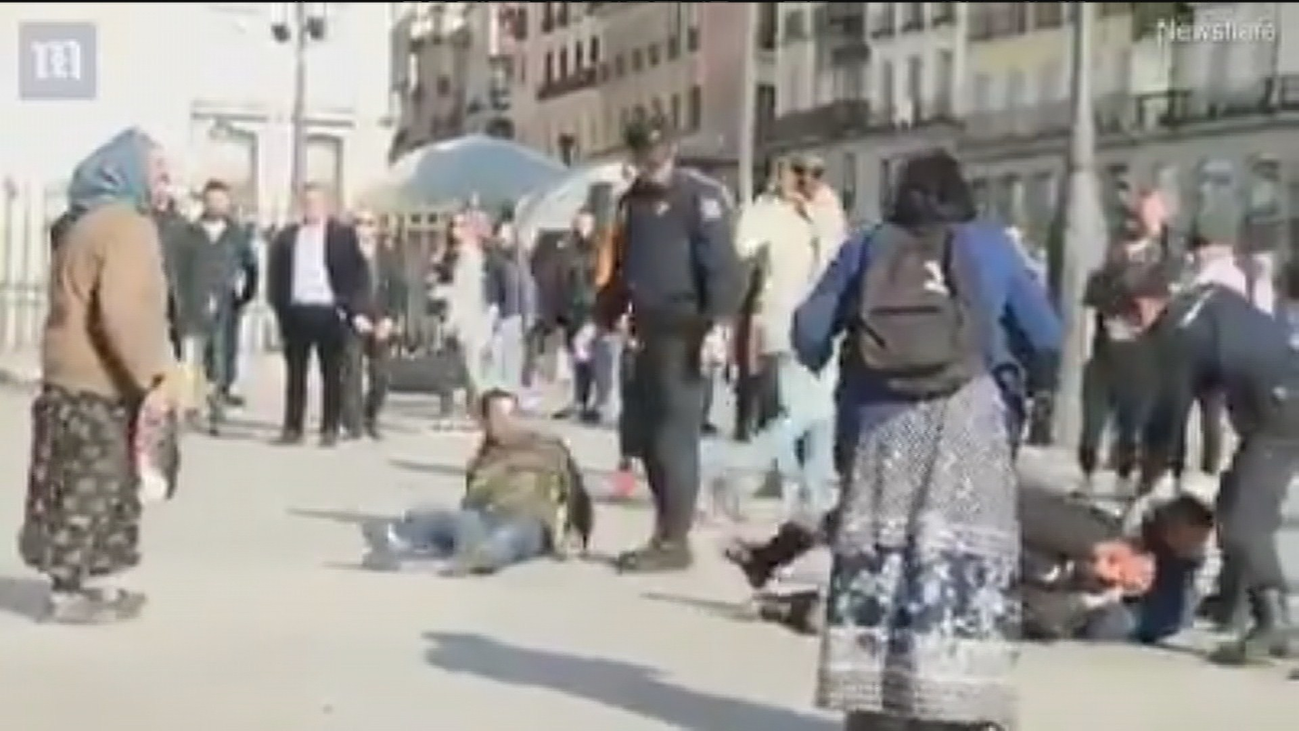 Abren investigación a un policía por su violencia contra unos indigentes en la Puerta del Sol