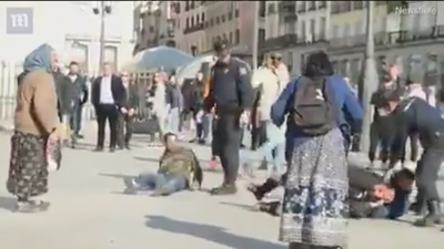 Abren investigación a un policía por su violencia contra unos indigentes en la Puerta del Sol