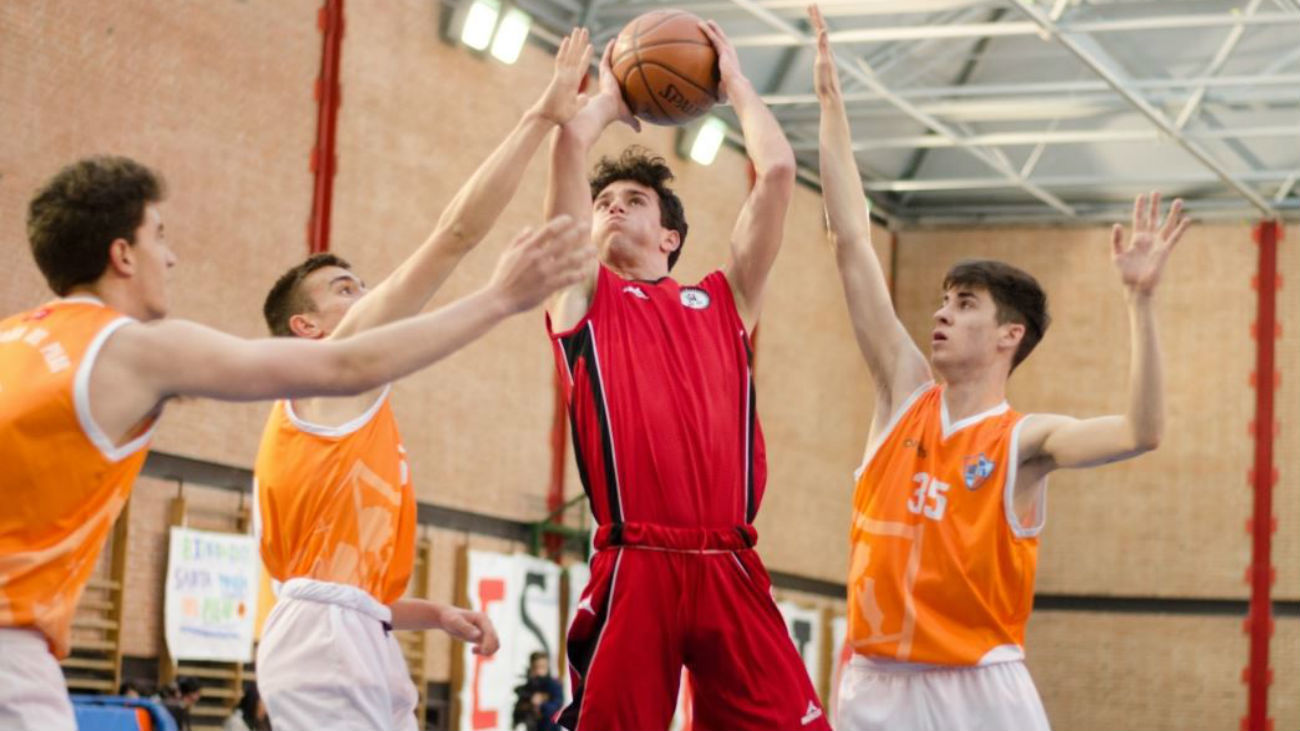 63-48. Escolapios, imparable ante Santa María del Pilar