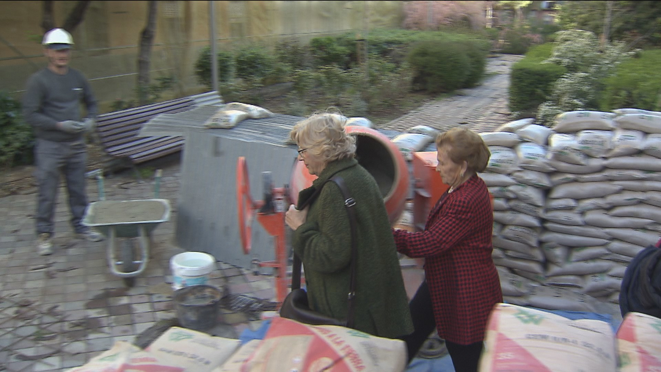 Carmena visita la rehabilitación de edificios en el barrio de Aeropuerto