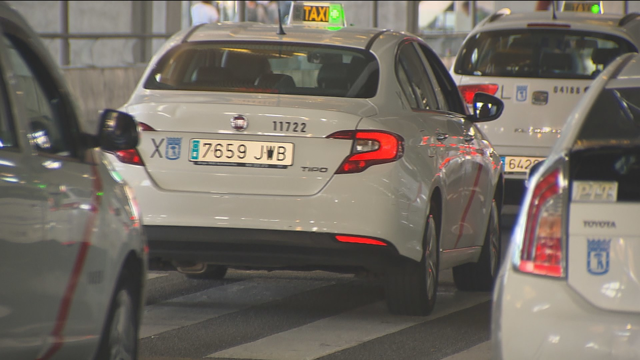 El último decreto de la Comunidad divide a los taxistas