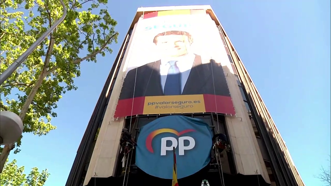 Susto en la sede del PP al colgar el cartel electoral