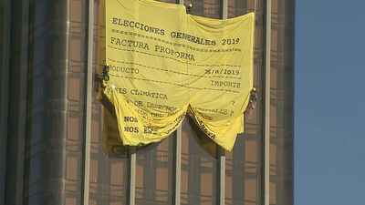 Activistas de Greenpeace se cuelgan de Colón para denunciar el coste de las elecciones
