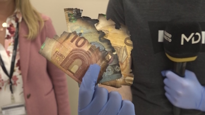 Escondía una caja llena de billetes en su chimenea y acaban chamuscados