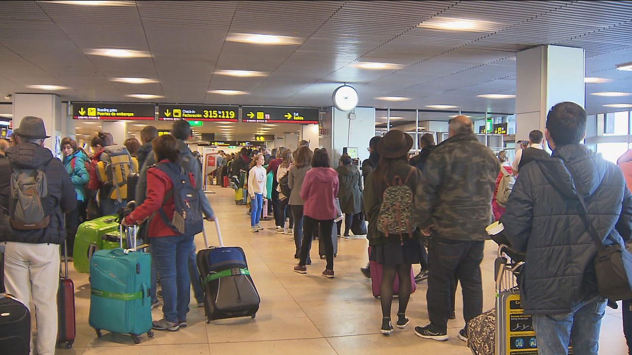 La huelga en Barajas frustra el inicio de Semana Santa de algunos viajeros