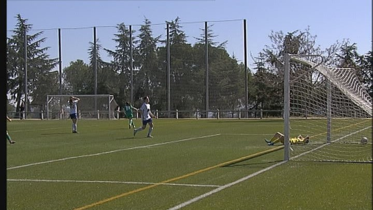 Gol de María, de la Escuela AFE, al CF Torrelodones (2-2)