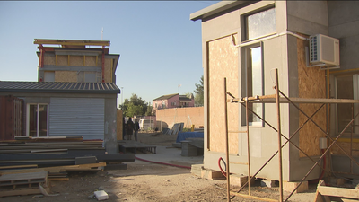 Miles de voluntarios participan en la construcción de un centro social en la Cañada Real