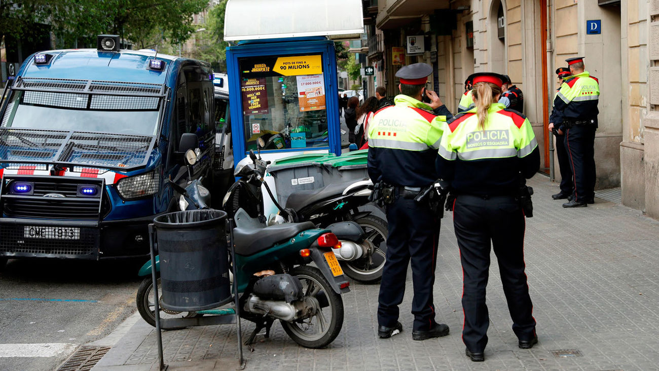 Los Mossos reducen al hombre atrincherado en un piso de Barcelona tras 17 horas