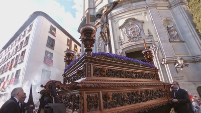 Emocionante salida del Cristo de los Estudiantes