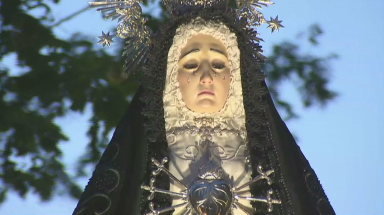 Emotiva entrada de la Virgen de la Soledad a la Iglesia de la Asunción de Parla