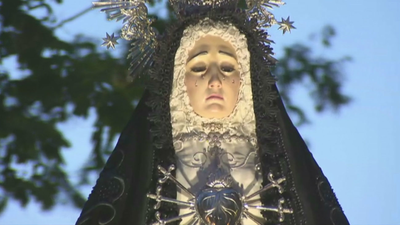 Emotiva entrada de la Virgen de la Soledad a la Iglesia de la Asunción de Parla