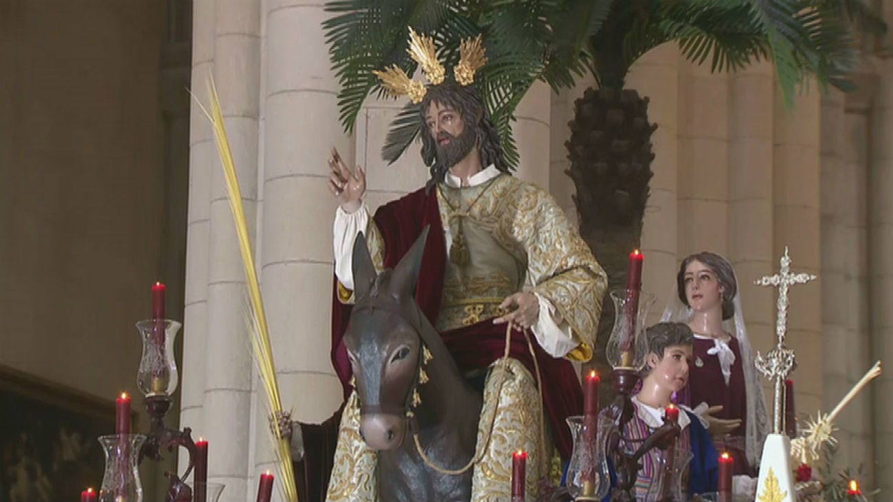 'La Borriquita' sale desde la catedral de la Almudena