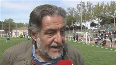 Pepu Hernández estrena el césped de un campo de fútbol en Carabanchel