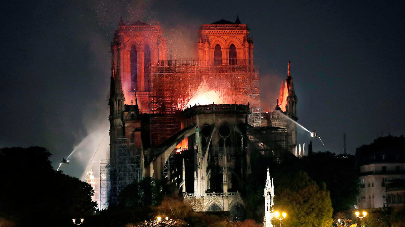 Un incendio consume el techo de la catedral de Notre Dame de París