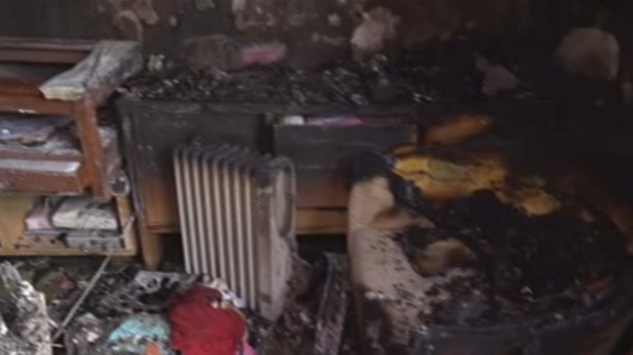 Una vela, el posible origen de un incendio que ha calcinado una vivienda en Moratalaz