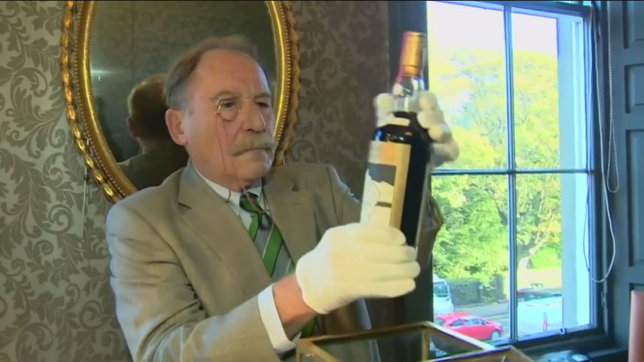 Subastada por 130.000 euros una botella de vino 156 años