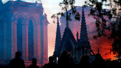 Un aparatoso incendio devora la catedral de Notre Dame de París