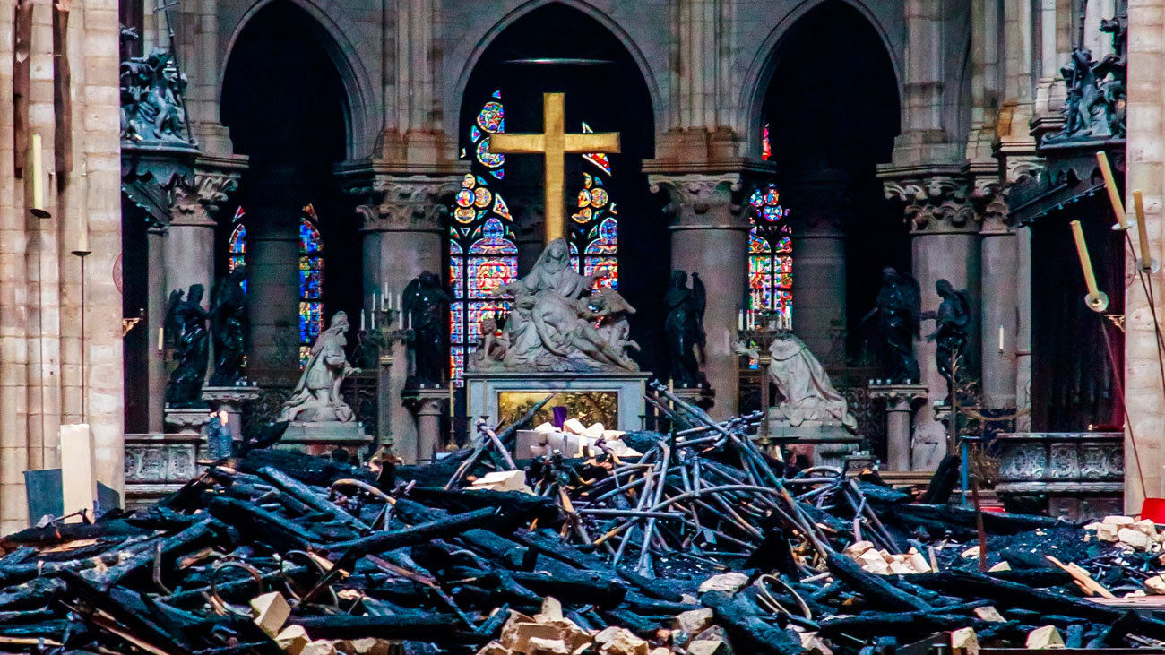 Imagen del interior de Notre Dame de París la mañana posterior al incendio