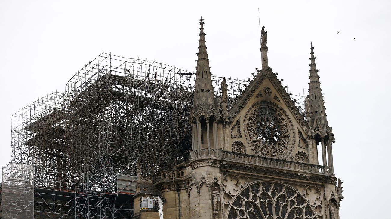 Vista de parte de la estructura la catedral de Notre Dame afectada