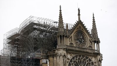 Dos tercios de la techumbre de Notre Dame quedan destruidos