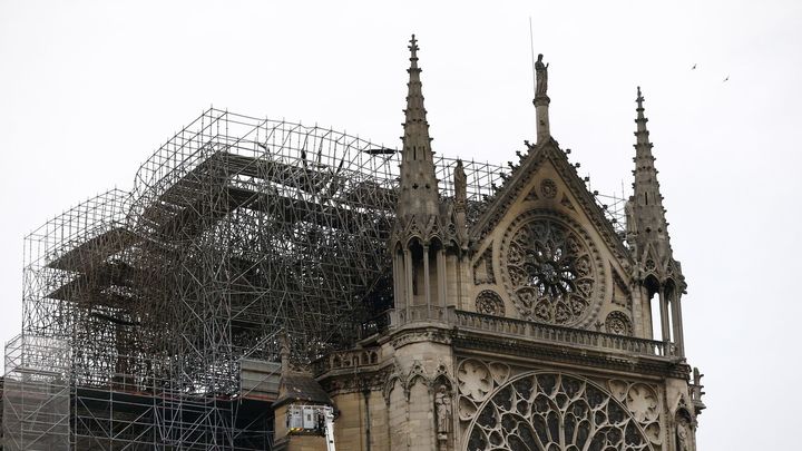 Dos tercios de la techumbre de Notre Dame quedan destruidos