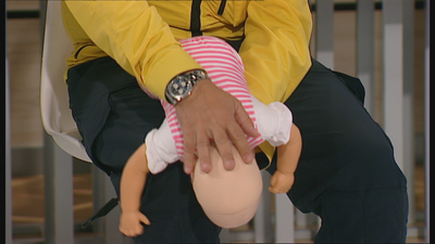 El Samur muestra cómo actuar con niños que se atragantan