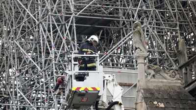 El incendio en Notre Dame queda extinguido