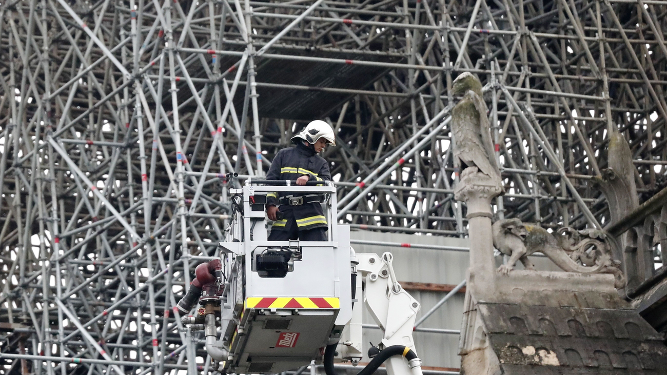 El incendio en Notre Dame queda extinguido