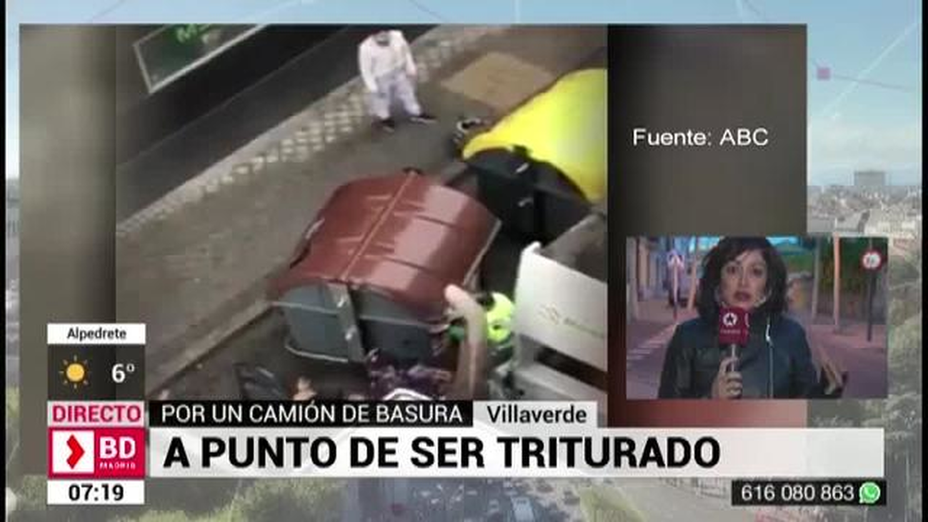 A punto de ser triturado por un camión de basura