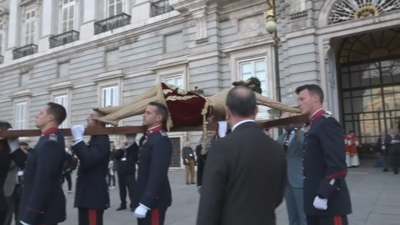 Así han trasladado al Cristo de Alabarderos hasta el Palacio Real