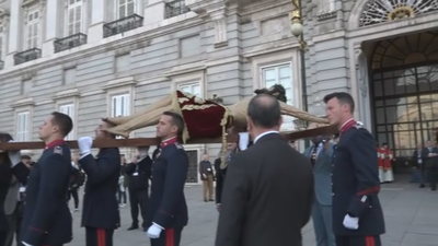 Así han trasladado al Cristo de Alabarderos hasta el Palacio Real