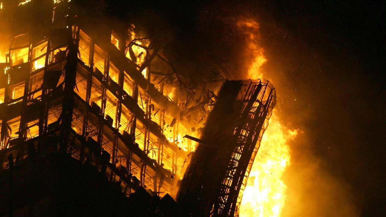 2005. La Torre Windsor se consume entre las llamas