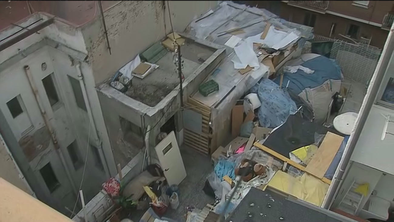 Vecinos de Tetuán denuncian a los okupas de un edificio donde un hombre cobra 300 euros por vivienda