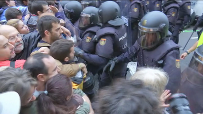 Un policía de 1-O afirma que le daban patadas mientras decían "Somos gente de paz"