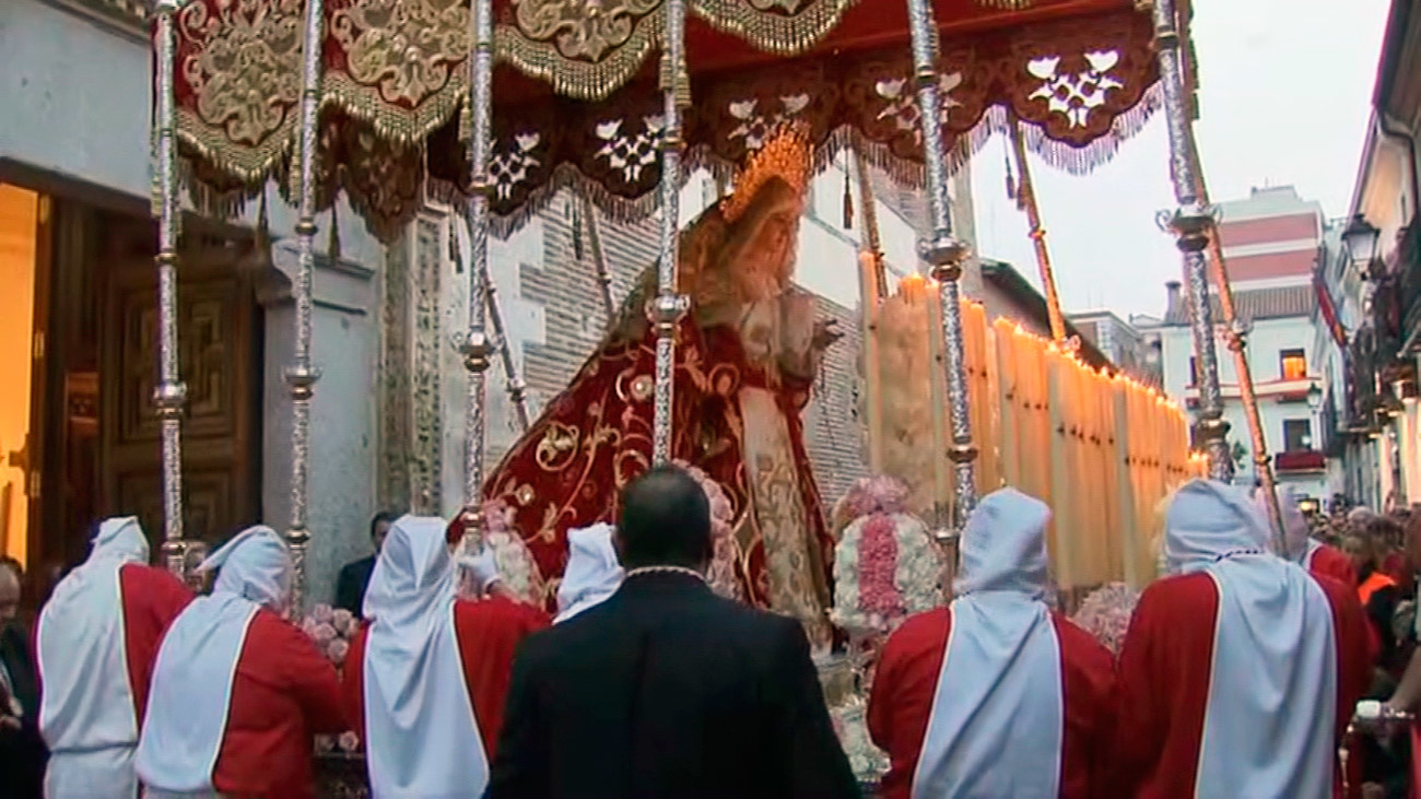 Salida bajo palio de María Santísima de las Lágrimas y del Consuelo en la Semana Santa de Alcalá