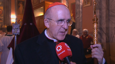 El arzobispo de Madrid, Carlos Osoro, bendice la salida de las Tres Caídas