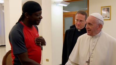 El papa dice que quien rechaza a los homosexuales "no tiene corazón humano"