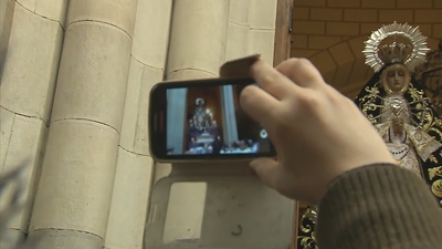 La lluvia no evita que la la Virgen de los Siete Dolores asome a Atocha