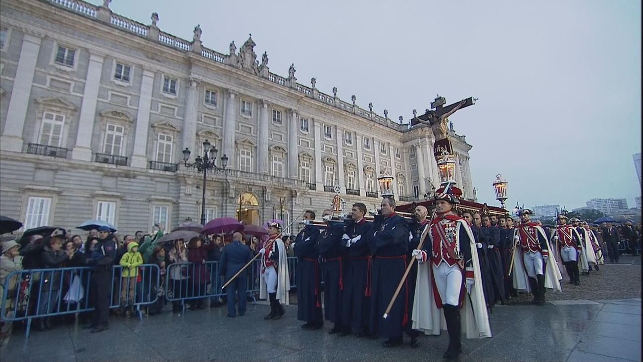 El Cristo de los Alabarderos marcha por Madrid