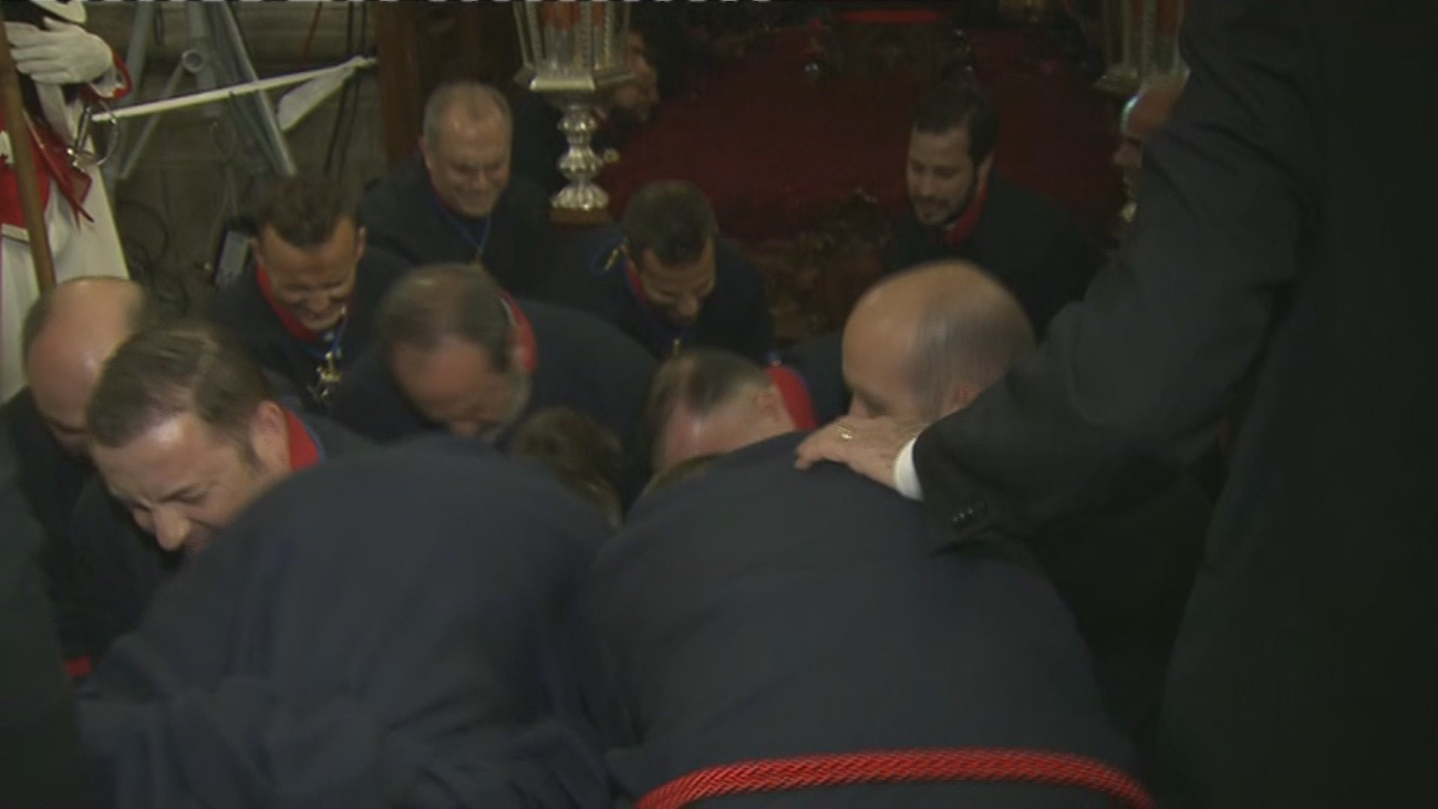El sufrimiento de los anderos metiendo al Cristo de los Alabarderos, de rodillas, en la Iglesia Castrense
