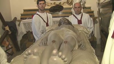La procesión del Santo Entierro de Aranjuez, a cubierto por la lluvia