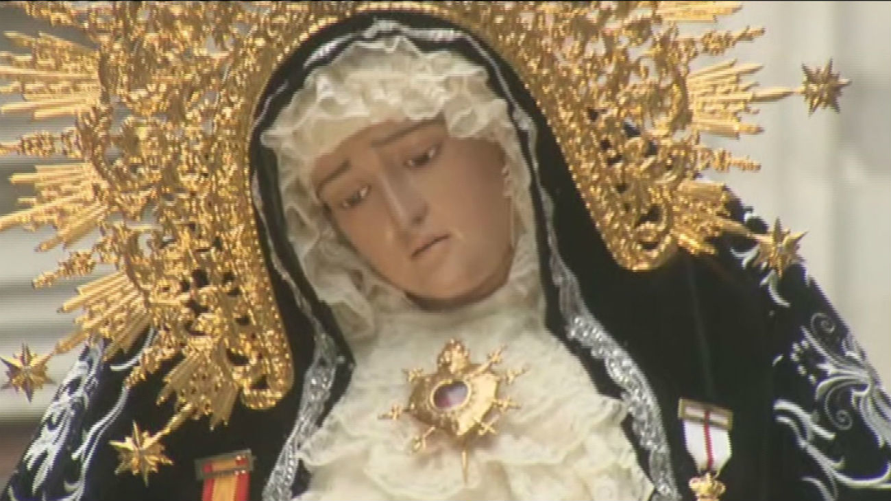 Emotivo encuentro entre la Soledad y el Cristo Yacente