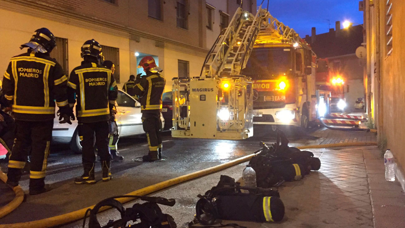 Un joven herido de gravedad en el incendio de una vivienda en Carabanchel