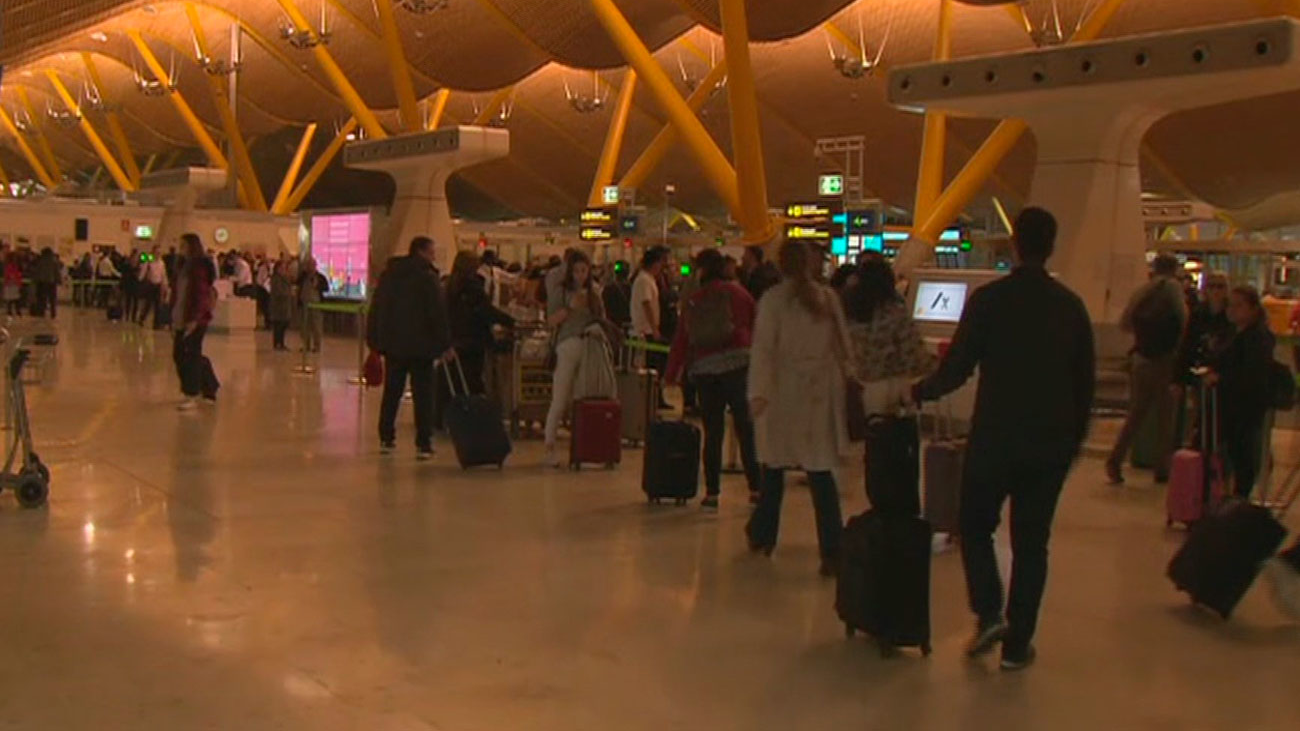 Colas de 1 hora en filtros de seguridad de Barajas en picos de mayor tráfico