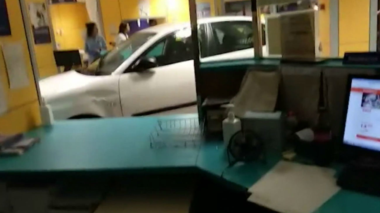 Empotra su coche en urgencias porque no atendían a su hermano