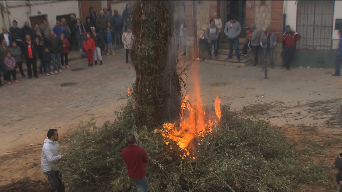 La tradicional 'Quema de Judas' cierra la Semana Santa en Tielmes