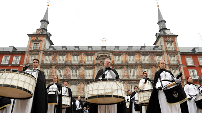 La tamborrada en la Plaza Mayor pone el punto y final a la Semana Santa