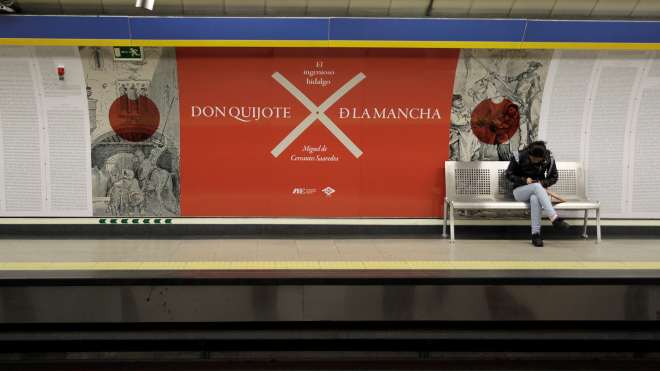 'El Quijote' ya puede leerse en las paredes del metro de Madrid