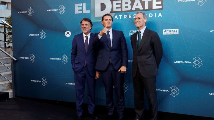 Albert Rivera en la sede de Atresmedia  posa junto al presidente y al consejero delegado de Atresmedia,  con José Creuheras (i) y Sivio González (d)